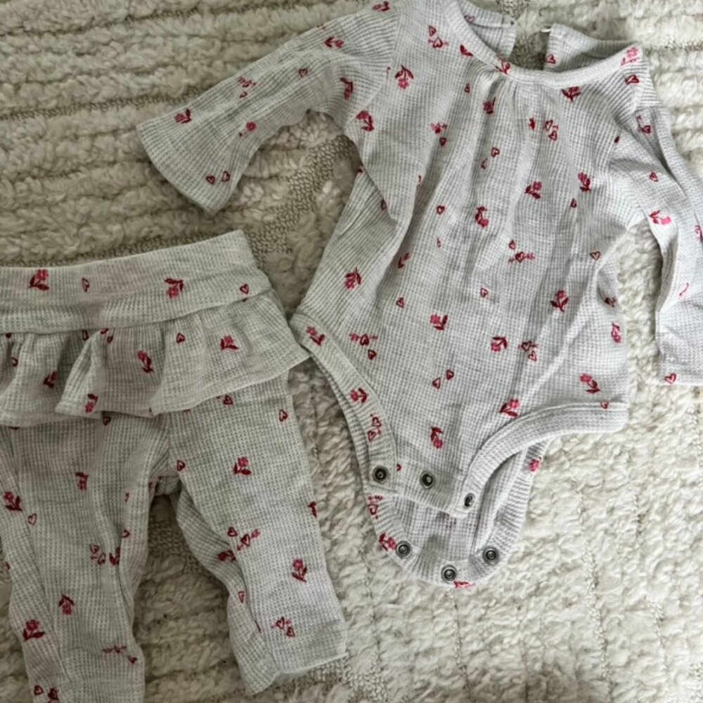 Carter's bodysuit and ruffle bottom leggings - 3m